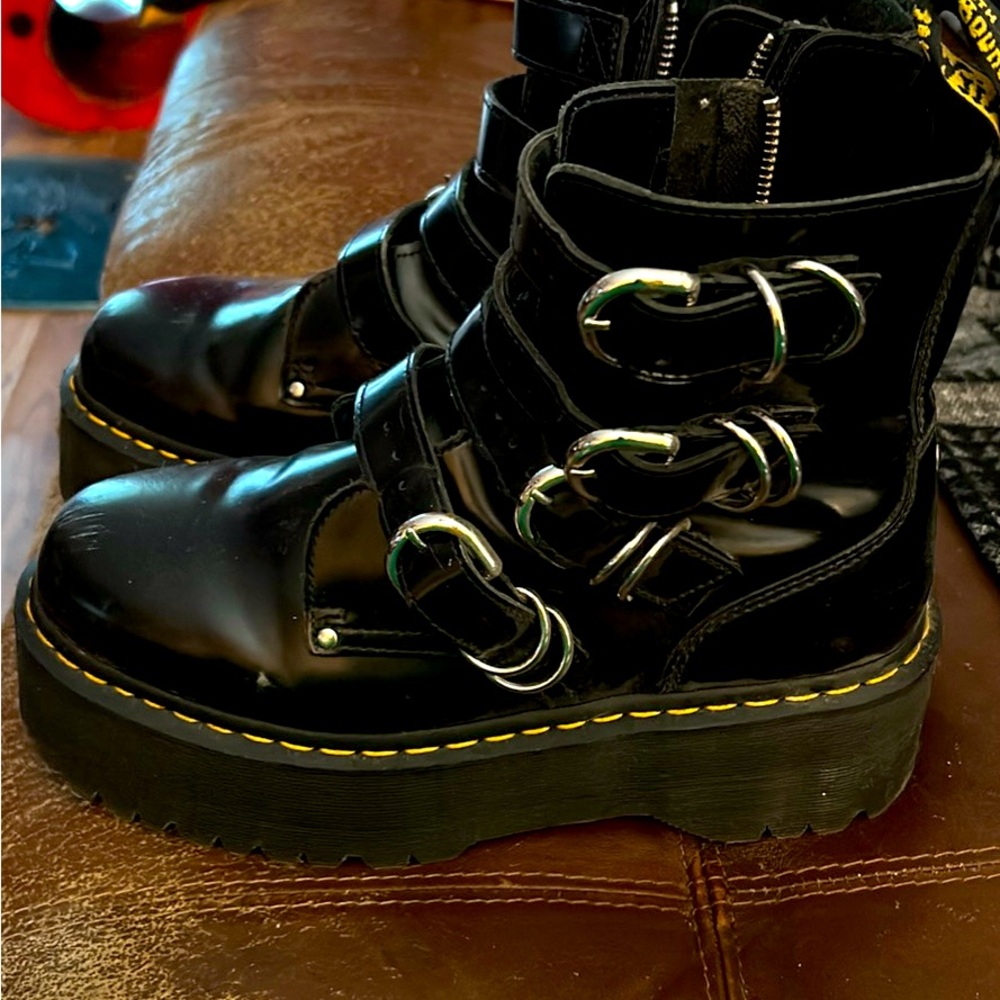 COPY - Bottes doc Martens à plateformes noires avec attaches sur le côté